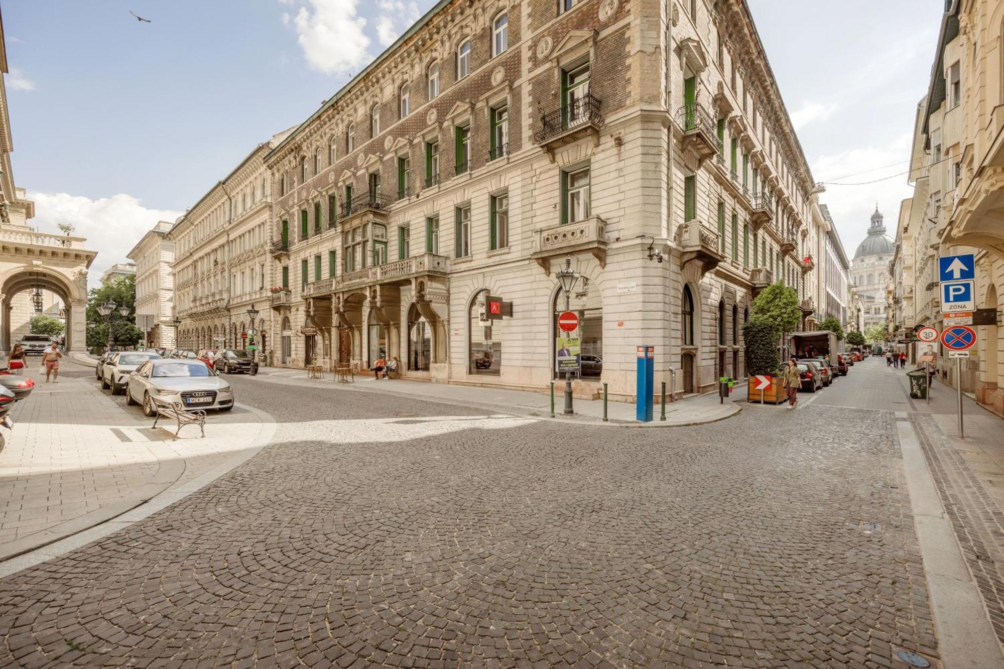 Apartament Experience City Nightlife From A Sleek Lavish Pad Budapeszt Zewnętrze zdjęcie